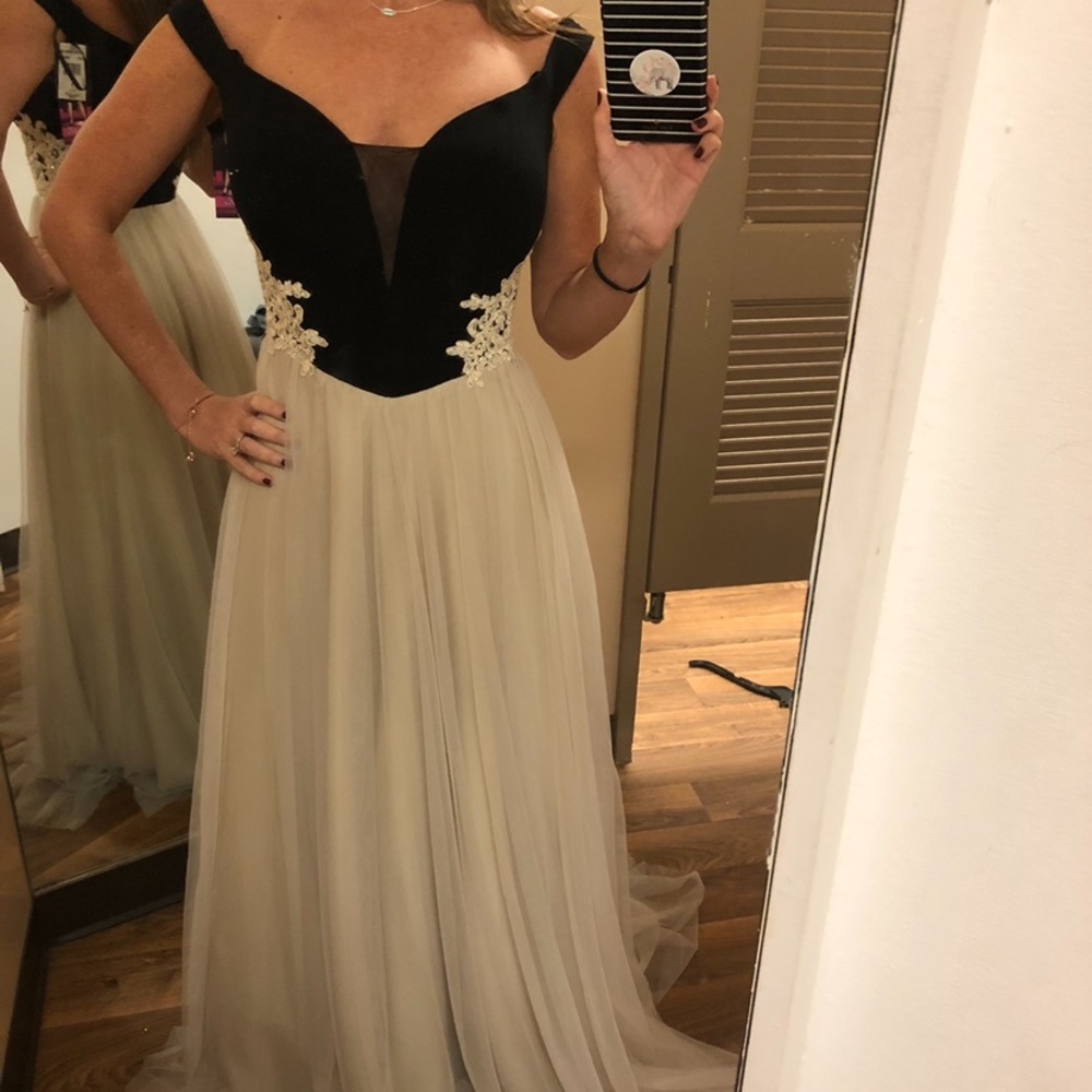Dillards Gown - Size 1 - Long - Black & Cream